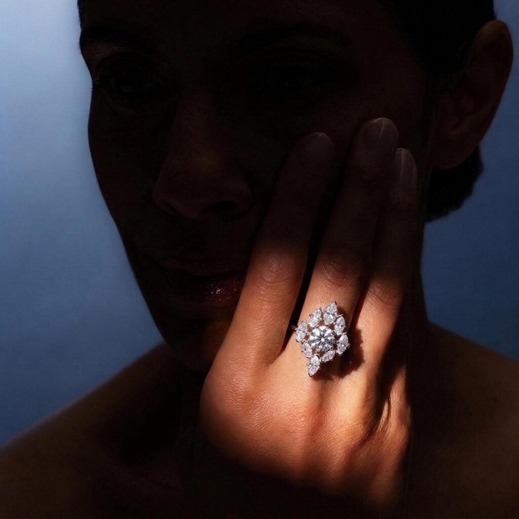 Witgouden ring met een centrale briljant en een cluster van marquise geslepen diamanten